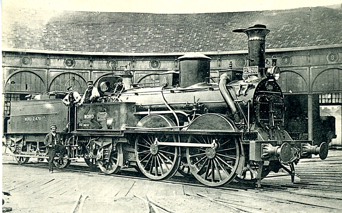 La Chapelle. Machine 2478, à vapeur saturée, simple expansion, tiroirs plans, mécanisme intérieur, pour trains de voyageurs. Série 2451 à 2516 construite en 1867-1873