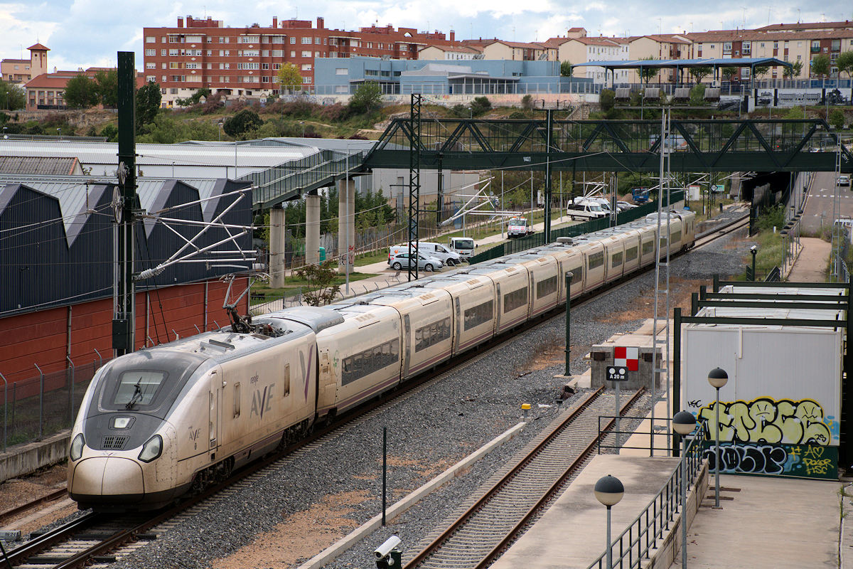 SÉRIE 106 RENFE (ÉCARTEMENT VARIABLE 1.435/1.668 M) • RAME 5 • AVE 04345 MADRID-CHAMARTÍN > A CORUÑA