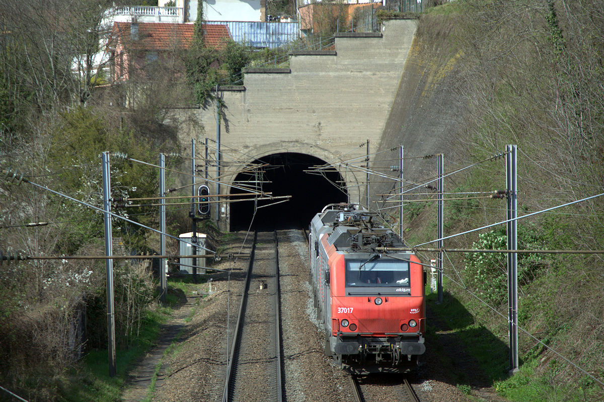 BB 37017 VFLI (CAPTRAIN FRANCE) • BB 27120M SNCF