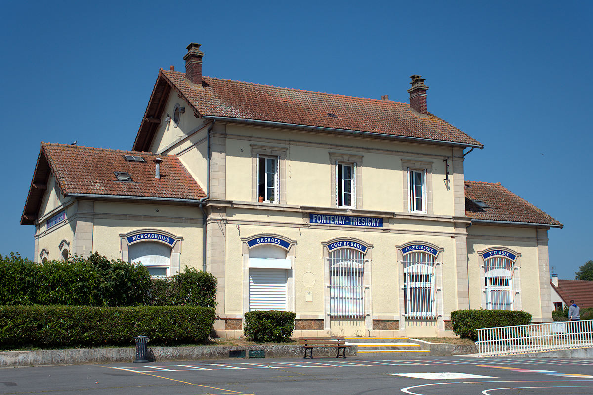 FONTENAY-TRÉSIGNY • ANCIEN BÂTIMENT VOYAGEURS